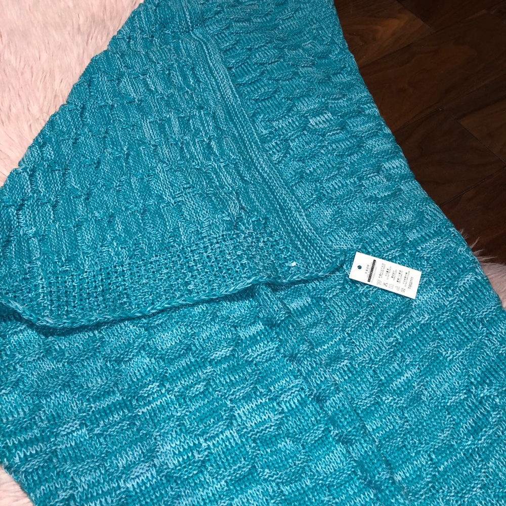 Blue Mermaid Tail Blanket – Cozy & Fun! - Picture 4 of 5
